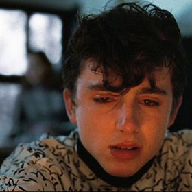 Dej mi své jméno
- připomenutí teenagerského stylu
Který teenager může s čistým svědomím říct, že nikdy nesáhl po šílené barvě vlasů, cvočkách nebo linkách na oči? Navíc ve chvílích, kdy jeho milostný život za moc nestál? Když Timothee Chalamet v roli sklíčeného Elia pláče u krbu svých rodičů, má na sobě geniálně vymyšlený outfit. Jde na něm totiž poznat, že si prochází tím obdobím, kdy se svým vzhledem experimentuje, dospívá a čas utíká. Navíc taková blůza by s přehledem zapadla na módní přehlídku značky Miu Miu.
Dej mi své jméno
- připomenutí teenagerského stylu
Který teenager může s čistým svědomím říct, že nikdy nesáhl po šílené barvě vlasů, cvočkách nebo linkách na oči? Navíc ve chvílích, kdy jeho milostný život za moc nestál? Když Timothee Chalamet v roli sklíčeného Elia pláče u krbu svých rodičů, má na sobě geniálně vymyšlený outfit. Jde na něm totiž poznat, že si prochází tím obdobím, kdy se svým vzhledem experimentuje, dospívá a čas utíká. Navíc taková blůza by s přehledem zapadla na módní přehlídku značky Miu Miu.
