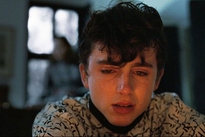 Dej mi své jméno

- připomenutí teenagerského stylu

Který teenager může s čistým svědomím říct, že nikdy nesáhl po šílené barvě vlasů, cvočkách nebo linkách na oči? Navíc ve chvílích, kdy jeho milostný život za moc nestál? Když Timothee Chalamet v roli sklíčeného Elia pláče u krbu svých rodičů, má na sobě geniálně vymyšlený outfit. Jde na něm totiž poznat, že si prochází tím obdobím, kdy se svým vzhledem experimentuje, dospívá a čas utíká. Navíc taková blůza by s přehledem zapadla na módní přehlídku značky Miu Miu.

 
