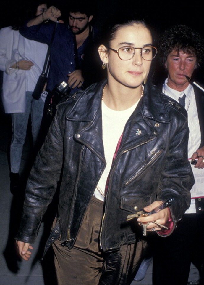 Demi Moore

Díky roli ve filmu Duch se Demi ke konci 80. let stala velmi populární ikonou. A za tenhle look by se na ulici nemusela stydět ani dnes.
