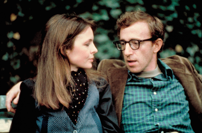 Upovídaná komedie o tom, jak se neurotický Alvy (Woody Allen) snaží získat lásku krásné Annie (Diane Keaton), si vysloužila čtyři Oscary. Upovídaná komedie o tom, jak se neurotický Alvy (Woody Allen) snaží získat lásku krásné Annie (Diane Keaton), si vysloužila čtyři Oscary.