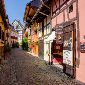 Eguisheim

Tato malebná vesnička v Alsasku získala v roce 2013 titul nejoblíbenější vesnice Francouzů. Hrázděné barevné domky a úzké uličky tu uvidíte na každém rohu. Vzhledem k tomu, že Eguisheim leží nedaleko od měst Štrasburk a Colmar a je obklopen samými vinicemi, jeví se jako ideální místo pro život, anebo alespoň pro dovolenou. Navštívit zde můžete hrad z osmého století nebo čtyři zajímavé fontány.
