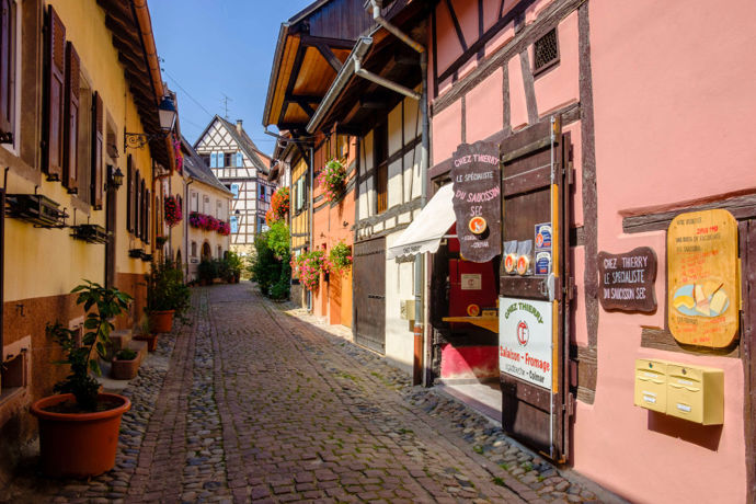 Eguisheim

Tato malebná vesnička v Alsasku získala v roce 2013 titul nejoblíbenější vesnice Francouzů. Hrázděné barevné domky a úzké uličky tu uvidíte na každém rohu. Vzhledem k tomu, že Eguisheim leží nedaleko od měst Štrasburk a Colmar a je obklopen samými vinicemi, jeví se jako ideální místo pro život, anebo alespoň pro dovolenou. Navštívit zde můžete hrad z osmého století nebo čtyři zajímavé fontány.
