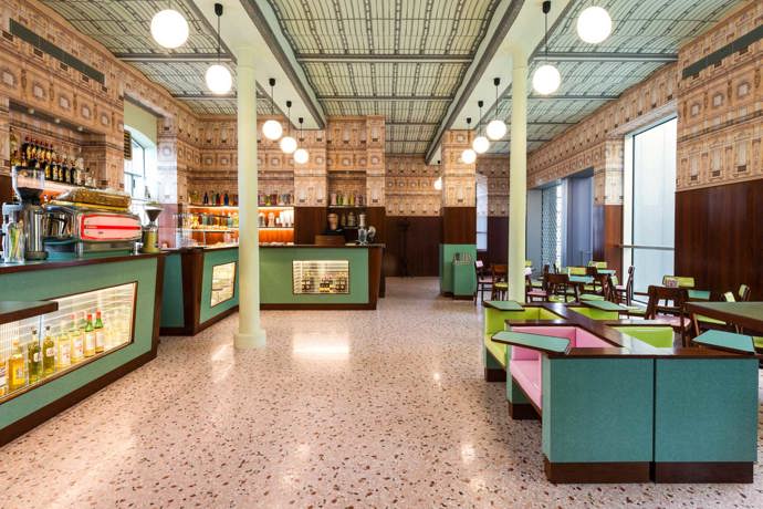 Bar Luce, Fondazione Prada, Milán

Toto prostředí se neobjevilo v žádném Andersonově filmu, ale naopak ho klidně můžete osobně navštívit. Je to kavárna v milánské galerii moderního umění Fondazione Prada. Interiér navrhnul sám Wes Anderson a chtěl vytvořit atmosféru typické milánské kavárny. Kavárna Bar Luce je otevřená pro veřejnost každý den v týdnu kromě úterý a ceny nejsou nijak přemrštěné.
