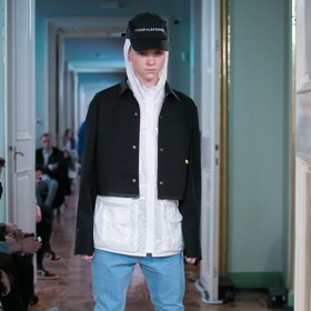 Footshop x LAFORMELA

FW 18

„Při tvorbě kolekce byli pro nás inspirací obyčejní lidé a jejich osobní příběhy, které se odrážejí i na jejich stylu oblékání. Každý příběh má svoji osobní estetiku, ať už se jedná o dělníka, školáka, hudebníka, cyklistu, nebo člověka bez domova,” popisuje inspiraci kolaborace spoluautor kolekce, Daniel Chomistek z Footshopu.

 
