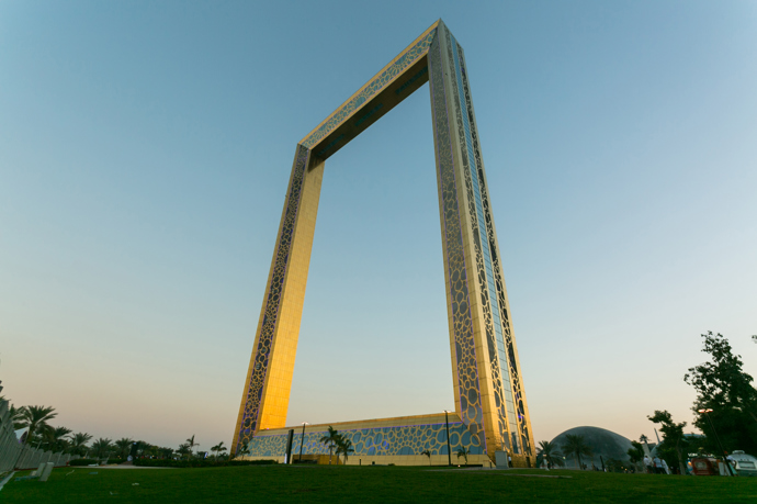 Nezapomenutelný výhled z Dubai Frame
Tuto rozhlednu ve tvaru zlatého rámu nesmíte v Dubaji minout. Nachází se v areálu městského parku Zabeel a kromě krásného výhledu na starou i novou část Dubaje tu najdete taky galerii, kde se díky důmyslně zpracovaným projekcím ocitnete na soukách ve staré části města Bur Dubai, ale taky v budoucnosti, která se ponese v duchu Smart City (chytrého města).
Dubajčani totiž chtějí z emirátu vykouzlit během pár let moderní město s těmi nejvychytanějšími technologiemi včetně létacích aut, dopravních prostředků, které ovládají roboti a taky těmi nejzelenějšími parky na světě. A to všechno co nejšetrnějším a nejohleduplnějším způsobem. No “good luck”.
Nezapomenutelný výhled z Dubai Frame
Tuto rozhlednu ve tvaru zlatého rámu nesmíte v Dubaji minout. Nachází se v areálu městského parku Zabeel a kromě krásného výhledu na starou i novou část Dubaje tu najdete taky galerii, kde se díky důmyslně zpracovaným projekcím ocitnete na soukách ve staré části města Bur Dubai, ale taky v budoucnosti, která se ponese v duchu Smart City (chytrého města).
Dubajčani totiž chtějí z emirátu vykouzlit během pár let moderní město s těmi nejvychytanějšími technologiemi včetně létacích aut, dopravních prostředků, které ovládají roboti a taky těmi nejzelenějšími parky na světě. A to všechno co nejšetrnějším a nejohleduplnějším způsobem. No “good luck”.