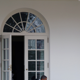 Barack Obama a Bo

Titul První pes, jakožto mazlíček prezidenta Baracka Obamy, má tento chlupáč jménem Bo. Je to Portugalský vodní pes. Získal si místo u prezidenta na gauči kvůli tomu, že dcera Baracka Obamy má alergii na psí chlupy a srst této rasy je hypoalergenní.
