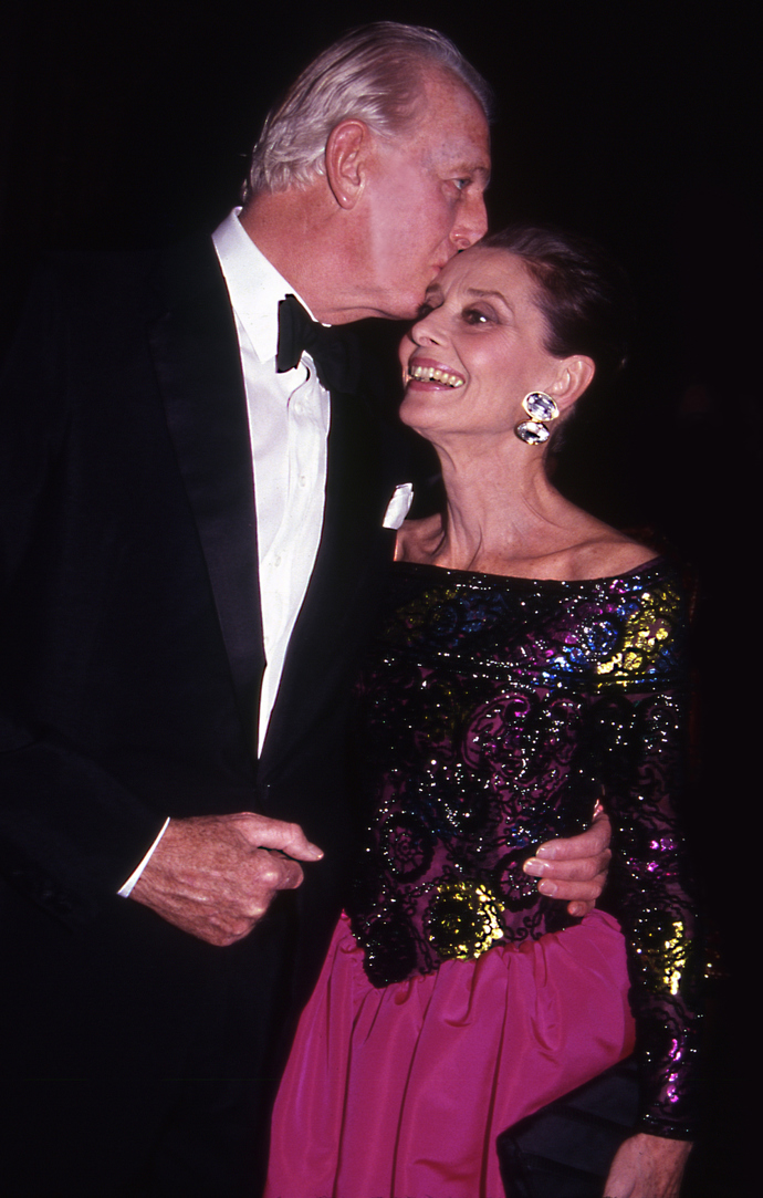 1991
Audrey v sytě růžových plesových šatech Givenchy navštívila módní festival v New Yorku.
1991
Audrey v sytě růžových plesových šatech Givenchy navštívila módní festival v New Yorku.