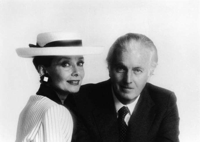 1985
Audrey v černobílém kostýmku, klobouku a velkými náušnicemi na portrétu s Hubertem de Givenchy.
1985
Audrey v černobílém kostýmku, klobouku a velkými náušnicemi na portrétu s Hubertem de Givenchy.