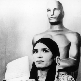 Marlon Brando odmítl Oscara  (1973)

Když byl při předávání Oscarů Marlon Brando oceněn jako nejlepší herec za roli Dona Vita Corleone ve filmu Kmotr, pro cenu si nepřišel. Místo sebe poslal Sacheen Littlefeather, indiánskou herečku z kmene Apačů, která měla přečíst jeho 15 stránkový proslov. V zákulisí, ještě před začátkem galavečera, ji odchytil producent. Sdělil ji, že pokud bude na podiu mluvit víc jak 60 sekund, nechá ji vyvést nebo rovnou zatknout. Sacheen tudíž při děkovné řeči musela improvizovat a uvedla, že Marlon Brando bojkotuje předávání cen a odmitá cenu na protest proti tomu, jak jsou indiáni zobrazováni v hollywoodských filmech.
