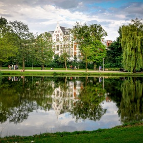 Vondelpark

Vondelpark je ideálním místem pro piknik. Kupte si po dlouhém chození po památkách něco dobrého k snědku a zajděte sem načerpat síly na další objevování města.

