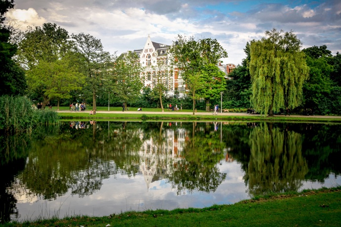 Vondelpark

Vondelpark je ideálním místem pro piknik. Kupte si po dlouhém chození po památkách něco dobrého k snědku a zajděte sem načerpat síly na další objevování města.
