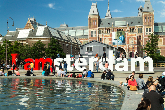 Nápis I Amsterdam

Není snad turista, který by neměl fotku s obřím nápisem "I Amsterdam", který se nachází přímo před Rijksmuseem. Nápis měří dva metry a lidi po něm doslova šplhají. Není se tedy čemu divit, že tam došlo k několika pádům a zraněním. Lidé jsou kvůli fotce schopni obětovat opravdu hodně. Pokud chcete fotku nápisu bez lidí, musíte si přivstat a jít k němu v brzkých ranních hodinách.
