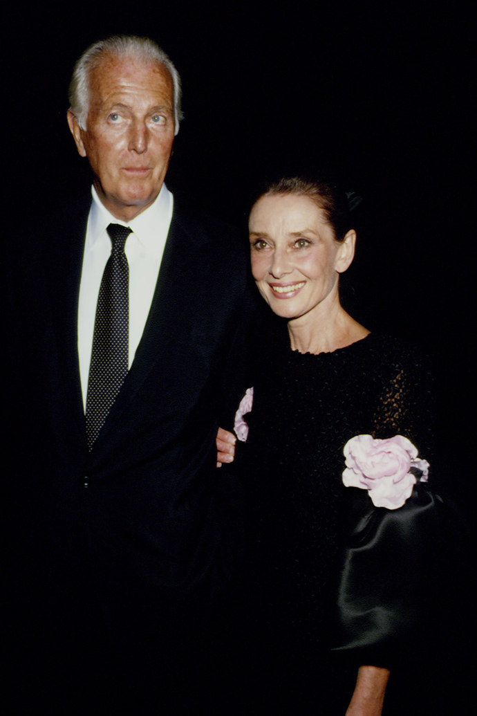 1988
Herečka v černých šatech Givenchy ozdobené růžemi.
1988
Herečka v černých šatech Givenchy ozdobené růžemi.