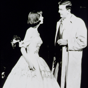 cca rok 1950

Audrey Hepburn si zkouší jeden z modelů Givenchy.
