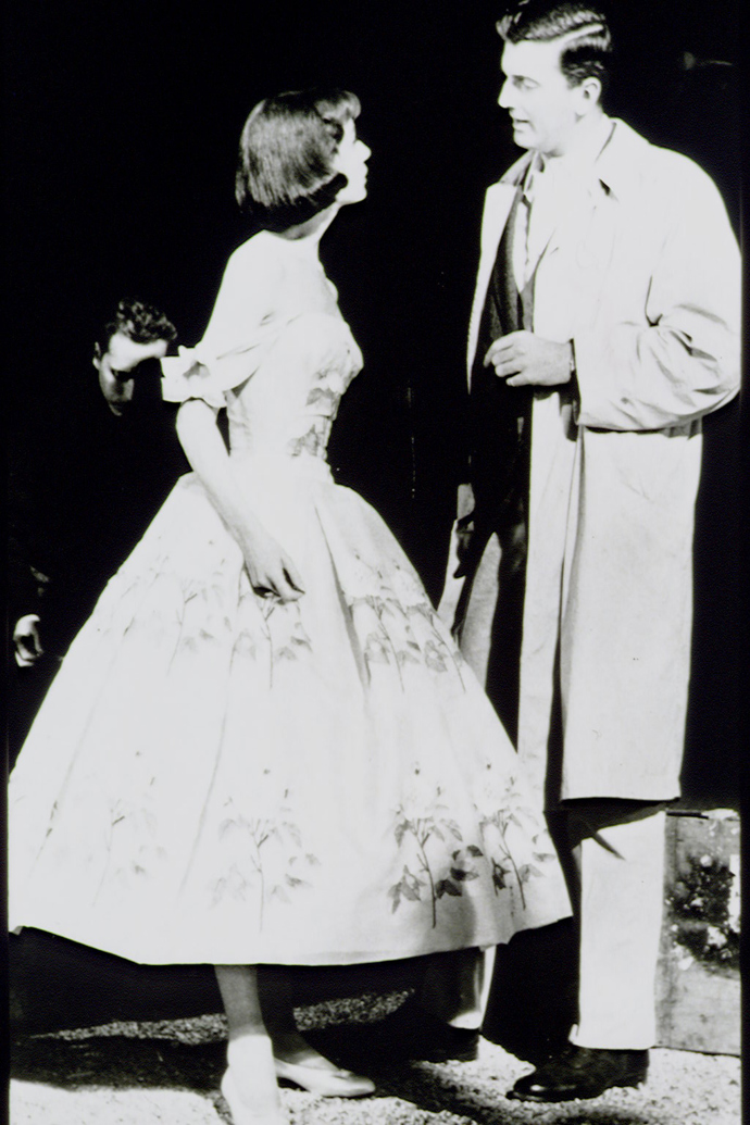 cca rok 1950
Audrey Hepburn si zkouší jeden z modelů Givenchy.
cca rok 1950
Audrey Hepburn si zkouší jeden z modelů Givenchy.