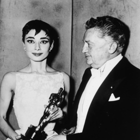 1954

Audrey Hepburn v šatech Givenchy na předávání Oscarů, kde vyhrála cenu za nejlepší herečku za film Prázdniny v Římě.
