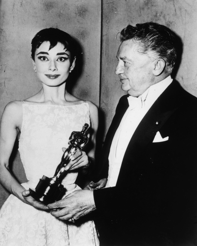 1954
Audrey Hepburn v šatech Givenchy na předávání Oscarů, kde vyhrála cenu za nejlepší herečku za film Prázdniny v Římě.
1954
Audrey Hepburn v šatech Givenchy na předávání Oscarů, kde vyhrála cenu za nejlepší herečku za film Prázdniny v Římě.