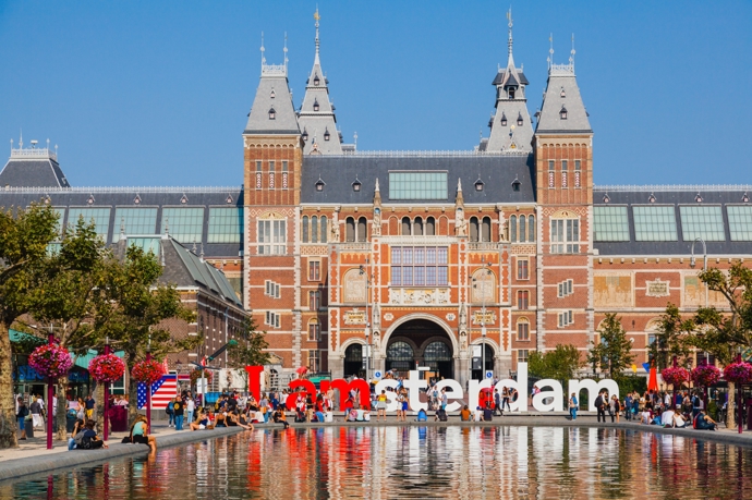 Muzea

V Amsterdamu navštivte alespoň jedno muzeum. To nejznámější je Rijksmuseum. Budova muzea je sama o sobě krásná stavba, kterou stojí zato vidět. Uvnitř najdete různé výstavy uměleckých děl a pokud jste milovníci umění, prohlídka vám zabere několik hodin. Za návštěvu jistě stojí i Van Goghovo muzeum, kde jsou k vidění jeho nejznámější díla. Pokud ale nejste zarytí fanoušci umění, v Amsterdamu je na příklad muzeum tulipánů, hausbótů nebo lehkých drog. Tam se na příklad dozvíte, že královna Viktorie používala konopí k utišení menstruačních bolestí.
