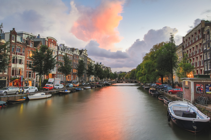 Procházky podél kanálů

Při návštěvě Amsterdamu se nevyhnete procházkám kolem vodních kanálů neboli grachtů. Ten nejhezčí se jmenuje Herengracht. Lemují ho vznešené stavby, které byly postaveny během tzv. zlatého věku Amsterdamu. 
