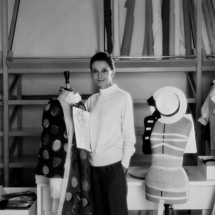1991
Audrey v módním ateliéru Givenchy.
1991
Audrey v módním ateliéru Givenchy.