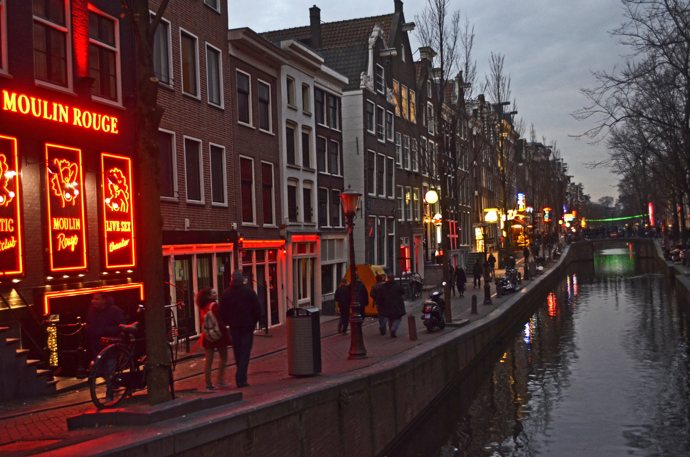 Red Light District

Pokud cestujete s dětmi, tuto část města rozhodně vynechejte. V případě, že jsou všichni vaši spolucestujíci dospělí, je celkem zajímavé vidět město zase z trochu jiného pohledu. Red Light District je čtvrť plná sexshopů, peepshow, barů, muzeí sexu i konopí a v místních coffeeshopech se prodává marihuana. Pokud jste zvědaví na místní noční život, ideální je sem jít v 11 večer, kdy to tu opravdu žije. Nikdy sem ale nechoďte sami a dávejte si pozor na krádeže.
