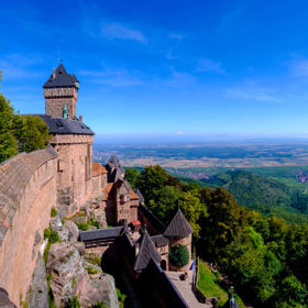 Hrad Haut-Kœnigsbourg

Rozlehlý středověký hrad Haut-Koenigsburg je postavený z červeného pískovce a leží na jednom z kopců pohoří Vogézy. Nejednou posloužil jako kulisa i filmařům, například v roce 1937 zde Jean Gabin natáčel film Velká iluze. Tento majestátní hrad si můžete zevnitř prohlédnout za 9 euro.
