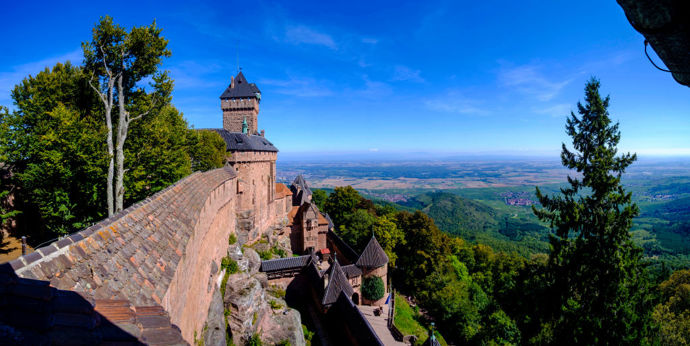Hrad Haut-Kœnigsbourg

Rozlehlý středověký hrad Haut-Koenigsburg je postavený z červeného pískovce a leží na jednom z kopců pohoří Vogézy. Nejednou posloužil jako kulisa i filmařům, například v roce 1937 zde Jean Gabin natáčel film Velká iluze. Tento majestátní hrad si můžete zevnitř prohlédnout za 9 euro.
