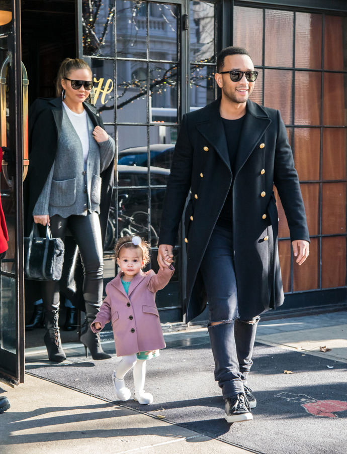 Chrissy Teigen a John Legend

Dcera Johna Legenda a Chrissy Teigen Luna bude velká ségra. Manželé v září oslavili čtvrté výročí svatby. Těhotenství oznámili roztomilým videem, kde Luna ukazuje na břicho maminky Chrissy a říká "baby".
