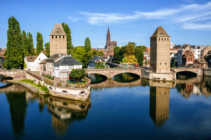 Štrasburk

Historické centrum Štrasburku patří plným právem do seznamu světového dědictví UNESCO. Za návštěvu zde stojí gotická katedrála Notre-Dame nebo Rohanský palác. Ne nadarmo se Štrasburku přezdívá hlavní město Evropy, je v něm totiž vidět obrovská snaha o jednotu v rozmanitosti. Štrasburk je totiž úžasně francouzsky malebný, ale také nesmírně německy upravený.
