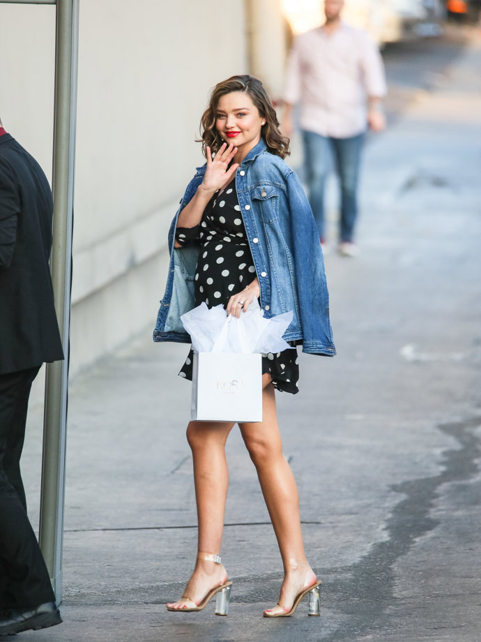 Miranda Kerr a Evan Spiegel

Australská modelka Miranda Kerr bude mít druhé dítě. Již má šestiletého syna z předchozího manželství s Orlandem Bloomem. Druhého potomka čeká se svým manželem Evanem Spiegelem.
