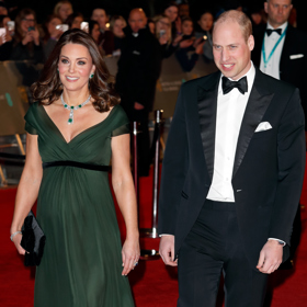 Kate a William

Královskou rodinu tento rok čekají samé radostné události. Na květnové svatbě Meghan Markle a prince Harryho bude mít Kate a William o jednoho potomka navíc. Čtyřletý princ George a dvouletá princezna Charlotte tak budou mít sestřičku nebo bratříčka. Obyvatelé Spojeného království si dokonce vsází celkem slušné sumy na to, jestli to bude holka nebo kluk. Co myslíte vy? 

