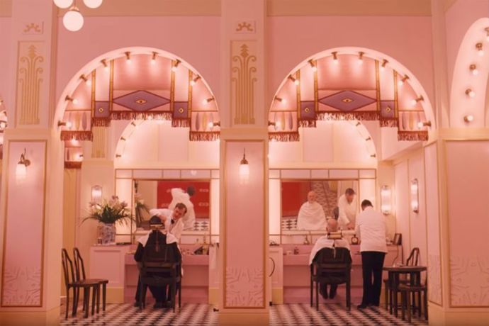 Grand Hotel Budapešť (The Grand Budapest Hotel), 2014

Secesní luxusní hotel pana Gustava (Ralph Fiennes) je zkrátka symfonií barev. Třešňově červené koberce, třpytící se lustry, zelenající se palmy a zdi tak sladce růžové, jako obal čokoládových bonbonů Mendl's. Grand Hotel Budapešť se natáčel v obchodním domě z 20. století ve městě Görlitz na německo-polských hranicích kousek za hranicemi českými. Později byl z honosného hotelu záměrně vytvořen minimalistický interiér, který v prologu představoval hotel ze šedesátých let.
