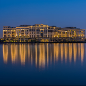 Wellness a ubytování v Palazzo Versace Dubai

Trvalo přesně šestnáct let než slavný módní dům Versace otevřel svůj druhý hotel v neoklasicistním stylu. Tentokrát nikoliv na australském pobřeží Gold Coast, ale v Dubaji v právě budované Dubai Culture Village, jejíž součástí bude velký přístav, obchody, apartmány, muzeum, knihovna a jiné kulturní instituce. 
