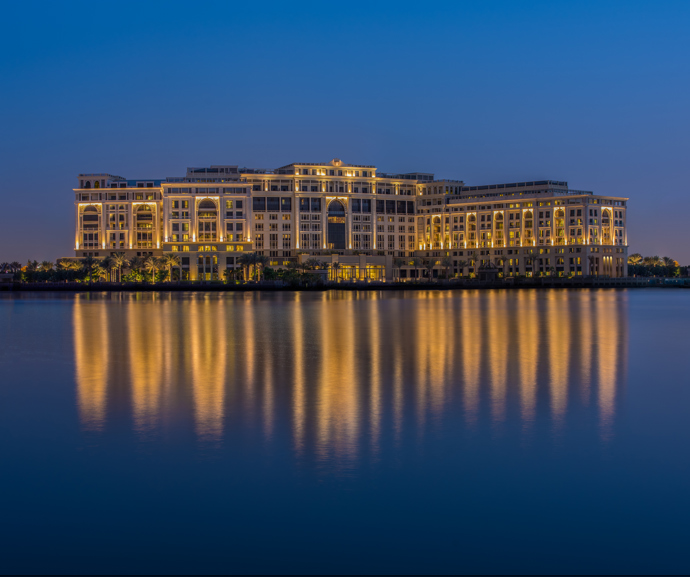 Wellness a ubytování v Palazzo Versace Dubai
Trvalo přesně šestnáct let než slavný módní dům Versace otevřel svůj druhý hotel v neoklasicistním stylu. Tentokrát nikoliv na australském pobřeží Gold Coast, ale v Dubaji v právě budované Dubai Culture Village, jejíž součástí bude velký přístav, obchody, apartmány, muzeum, knihovna a jiné kulturní instituce.
Wellness a ubytování v Palazzo Versace Dubai
Trvalo přesně šestnáct let než slavný módní dům Versace otevřel svůj druhý hotel v neoklasicistním stylu. Tentokrát nikoliv na australském pobřeží Gold Coast, ale v Dubaji v právě budované Dubai Culture Village, jejíž součástí bude velký přístav, obchody, apartmány, muzeum, knihovna a jiné kulturní instituce.