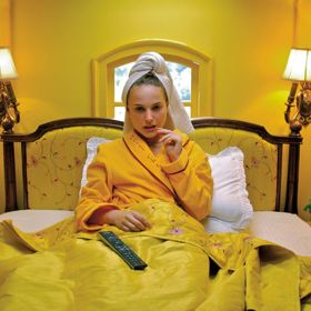 Hotel Chevalier, 2007
Pouhých 13 minut trvající film v hlavní roli s Natalií Portman je skutečně pastvou pro oči. Interiér sladěný barevně do žluta, perské koberce, propracované římsy a starožitný nábytek dodávají filmu nezaměnitelnou atmosféru. Děj se točí kolem páru, který se schází v hotelu Chevalier, a snímek má předcházet dalšímu Andersonovu filmu Darjeeling s ručením omezeným.
Hotel Chevalier, 2007
Pouhých 13 minut trvající film v hlavní roli s Natalií Portman je skutečně pastvou pro oči. Interiér sladěný barevně do žluta, perské koberce, propracované římsy a starožitný nábytek dodávají filmu nezaměnitelnou atmosféru. Děj se točí kolem páru, který se schází v hotelu Chevalier, a snímek má předcházet dalšímu Andersonovu filmu Darjeeling s ručením omezeným.