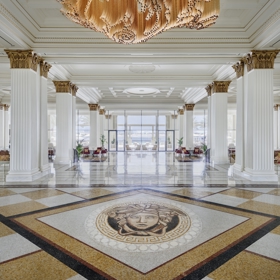 Wellness a ubytování v Palazzo Versace Dubai

A když se budete dívat pořádně, spatříte i jeden klenot s nálepkou “Made in Česko”. Je jím honosná světelná instalace Golden Breeze od novoborské firmy Lasvit. 

