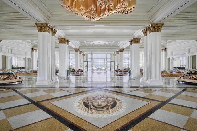 Wellness a ubytování v Palazzo Versace Dubai
A když se budete dívat pořádně, spatříte i jeden klenot s nálepkou “Made in Česko”. Je jím honosná světelná instalace Golden Breeze od novoborské firmy Lasvit.
Wellness a ubytování v Palazzo Versace Dubai
A když se budete dívat pořádně, spatříte i jeden klenot s nálepkou “Made in Česko”. Je jím honosná světelná instalace Golden Breeze od novoborské firmy Lasvit.