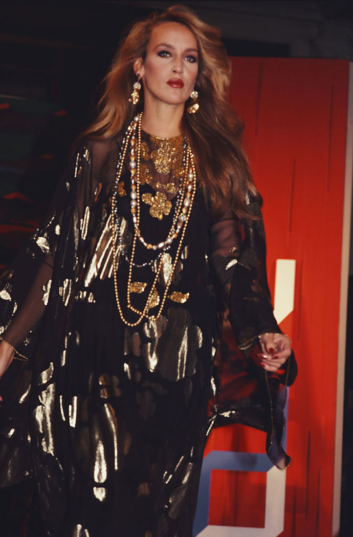 Jerry Hall

V 80. letech bylo slovo "supermodelka" zbrusu nové a označovalo především Marie Helvin a Jerry Hall. Jerry se mnohokrát objevila na obálce Vogue. V roce 1990 se vdala za zpěváka legendární kapely Rolling Stones a nyní je manželkou mediálního magnáta Ruperta Murdocha.

