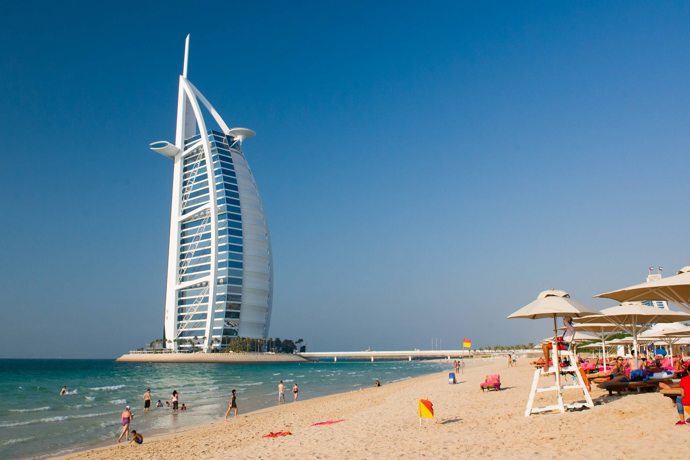 Selfie s plachetnicí na Kite Beach
Jak se co nejrychleji dostat k moři? To bude asi první, co vás napadne po příletu do Dubaje. Zkuste Kite Beach, druhou nejslavnější pláž hned po Jumeirah, kterou najdete u “nejluxusnějšího” hotelu na světě Burdž al-Arab. Tohle místo se vám bude líbit a navíc vám nesmí chybět ve vašem albu, ostatně neexistuje ikoničtější fotka z Dubaje než právě ta s hotelem ve tvaru bílé plachetnice.
Tato pláž navíc pro svou šířku a rozlehlost pravidelně hostí dubajské festivaly, naposledy například Food či Fitness festival. Třeba budete mít štěstí a nějaký tu při vaší dovolené objevíte i vy.
Selfie s plachetnicí na Kite Beach
Jak se co nejrychleji dostat k moři? To bude asi první, co vás napadne po příletu do Dubaje. Zkuste Kite Beach, druhou nejslavnější pláž hned po Jumeirah, kterou najdete u “nejluxusnějšího” hotelu na světě Burdž al-Arab. Tohle místo se vám bude líbit a navíc vám nesmí chybět ve vašem albu, ostatně neexistuje ikoničtější fotka z Dubaje než právě ta s hotelem ve tvaru bílé plachetnice.
Tato pláž navíc pro svou šířku a rozlehlost pravidelně hostí dubajské festivaly, naposledy například Food či Fitness festival. Třeba budete mít štěstí a nějaký tu při vaší dovolené objevíte i vy.