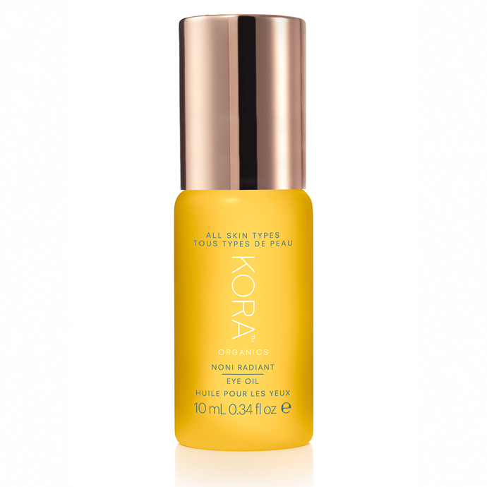 KORA Organics Noni Radiant Eye Oil

V roce 2009 se australská modelka Miranda Kerr rozhodla založit svou vlastní kosmetickou značku - KORA Organics. Všechny produkty jsou 100% vyrobené v její rodné Austrálii s použitím přirodních, organických a certfikovaných ingrediencí. 


Serveru Coveteur řekla: "Kůže je největší orgán vašeho těla a co na ní dáváte, se dostává do krevního oběhu." 


A my s Mirandou zcela souhlasíme. Díky své práci je neustále na cestách a na nich jí dělá společnost pouze její kosmetické výrobky. Nedá dopustit na oční olej, který zvláčňuje a rozjasňuje oční okolí!
