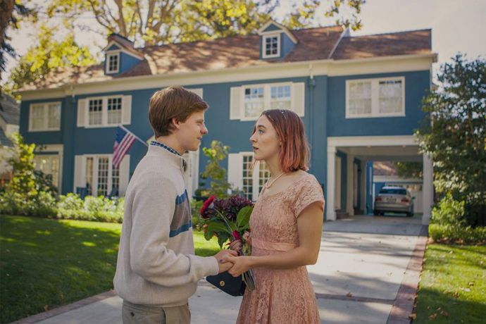 Lady Bird

- nejlepší insta-friendly moment z roku 2002

Lady Bird našla v second handu úžasné šaty na Den díkůvzdání a ani se s tímhle skvělým úlovkem nemohla pochlubit na Instagramu, protože to bylo teprve v roce 2002. Tyhle šaty jsou bezpochyby ty nejhezčí, jaké stříbrné plátno vidělo za dlouhou dobu. A druhá příčka připadá pravděpodobně těm fuchsiovým, co si Lady Bird oblékla na maturitní ples.
