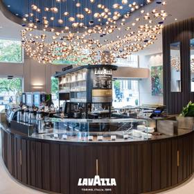 Lavazza Flagship Store
Piazza San Fedele 2
Slavná italská značka kávy otevřela svou vlastní kavárnu a bistro v jednom minulý rok na podzim. Můžete zde ochutnat kávu ze všech koutů světa, kterou vám baristé připraví přímo před vašimi zraky. Samozřejmě zde nabízí i kávu Lavazza k zakoupení pro přípravu u vás doma.
Lavazza Flagship Store
Piazza San Fedele 2
Slavná italská značka kávy otevřela svou vlastní kavárnu a bistro v jednom minulý rok na podzim. Můžete zde ochutnat kávu ze všech koutů světa, kterou vám baristé připraví přímo před vašimi zraky. Samozřejmě zde nabízí i kávu Lavazza k zakoupení pro přípravu u vás doma.