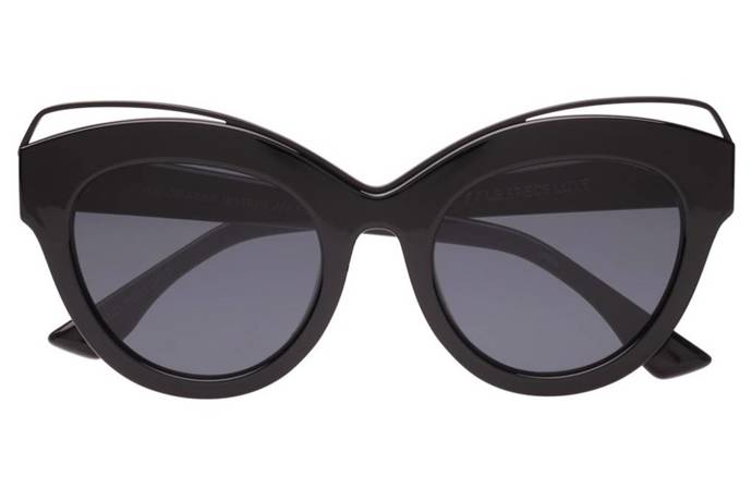 LE SPECS

Černé brýle, 105 euro na Le Specs
