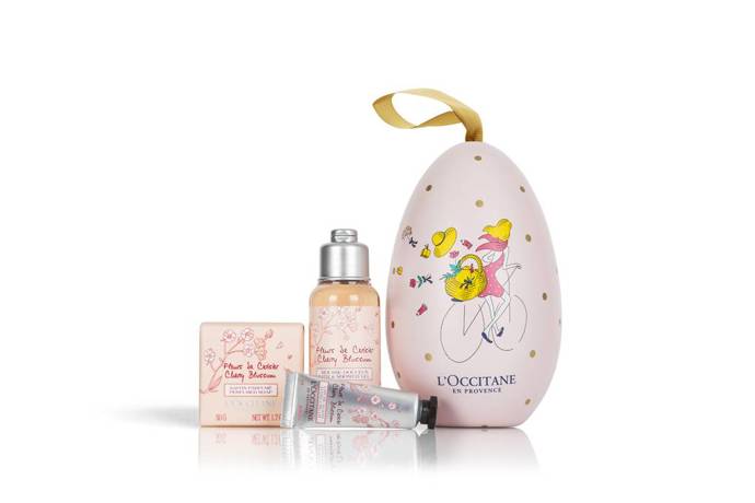 L'Occitane

Tato francouzská značka přichází letos s velikonočními vajíčky vůbec poprvé. Nabízí je ve dvou variantách: Cherry Blossom a Sweet Almond. Uvnitř najdete sprchový gel, mýdlo a krém na ruce. Obě můžete pořídit za 15 liber na oficiálním webu L'Occitane.
