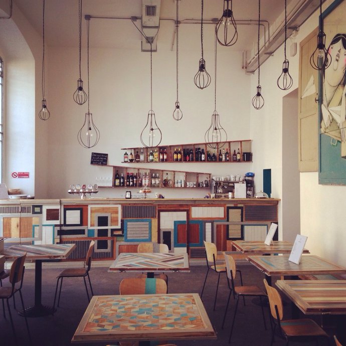 Madama Hostel & Bistrot

Via Benaco 1

Tento podnik leží pár kroků od muzea Fondazione Prada. Na první pohled to zde vypadá jako v obýváku, a tak se tu schází jak místní, tak turisti, kteří jsou ubytováni v hotelu. Madama Hostel & Bistrot je jako stvořené na snídani, brunch nebo klasický oběd. Bistro je vyzdobené nástěnnými malbami od street artových umělců Zed01, přičemž veškerý nábytek je z recyklovaného dřeva z dílny studia Controprogetto.
