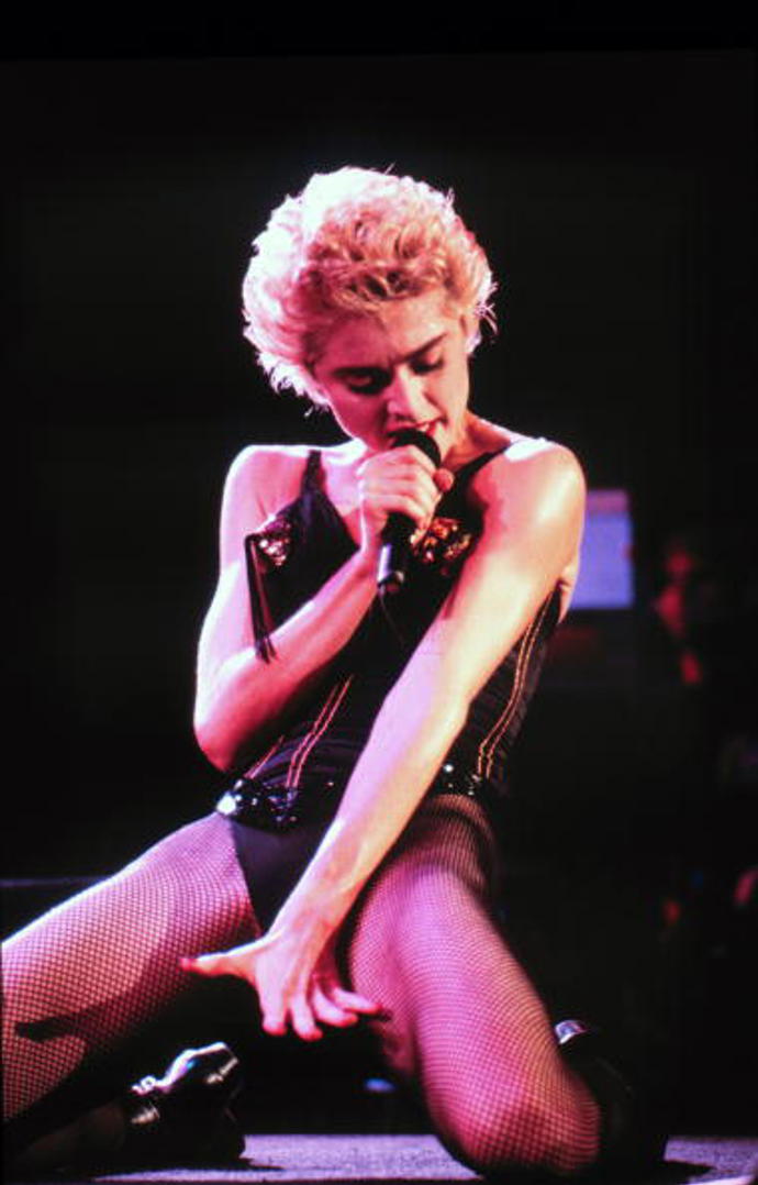 Madonna

Představte si svět, ve kterém není Madonna. To by snad ani nešlo, byla by to moc velká nuda. Dnes ji můžete buď milovat nebo nenávidět, ale v 80. letech byla Madonna symbolem všeho, co bylo cool, vzrušující a nové. Italsko-americká zpěvačka a tanečnice byla jednou z prvních, kdo si vytvořil svůj vlastní osobitý look a o chvíli později už všichni chtěli krajkované rukavičky, tříčtvrteční černé legíny, trička s nápisy a výrazné oční linky. A nekopírovali pouze její styl, samozřejmě také milovali její hudbu.
