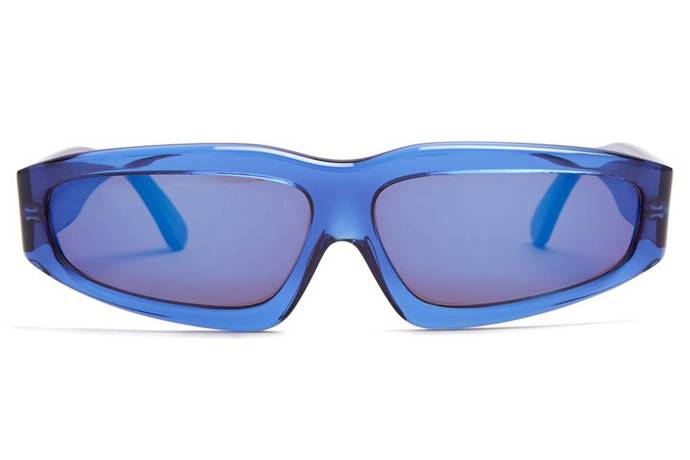 MARQUES'ALMEIDA

Průhledné hranaté brýle, 248 euro na Matchesfashion.com
