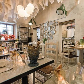 Marta Bibendum
via Matteo Bandello 14
Marta Pulini je světová kuchařka, která si nedávno otevřela restauraci na Spazio Rossana Orlandi. Právě tam se většinou rodí nové kuchařské talenty a slavná jména. Interiér restaurace vytvořila známá milánská designérka Paola Navone. V menu najdete jednoduchá a vyvážená jídla. Prostor je rozdělený do tří místností s pečlivě vybraným nábytkem, květinami, utěrkami, které v místnostech visí, babiččiným nádobím na stěnách a mírným světlem, jenž vám připomíná domov. Marta Bibendum je ideálním místem na oběd i večeři, a to hlavně pro ty, co rádi kombinují tradiční chutě s moderními gastronomickými přístupy.
Marta Bibendum
via Matteo Bandello 14
Marta Pulini je světová kuchařka, která si nedávno otevřela restauraci na Spazio Rossana Orlandi. Právě tam se většinou rodí nové kuchařské talenty a slavná jména. Interiér restaurace vytvořila známá milánská designérka Paola Navone. V menu najdete jednoduchá a vyvážená jídla. Prostor je rozdělený do tří místností s pečlivě vybraným nábytkem, květinami, utěrkami, které v místnostech visí, babiččiným nádobím na stěnách a mírným světlem, jenž vám připomíná domov. Marta Bibendum je ideálním místem na oběd i večeři, a to hlavně pro ty, co rádi kombinují tradiční chutě s moderními gastronomickými přístupy.