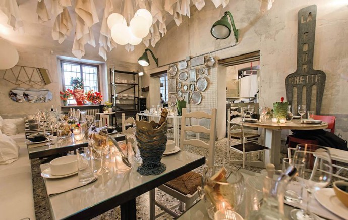 Marta Bibendum

via Matteo Bandello 14

Marta Pulini je světová kuchařka, která si nedávno otevřela restauraci na Spazio Rossana Orlandi. Právě tam se většinou rodí nové kuchařské talenty a slavná jména. Interiér restaurace vytvořila známá milánská designérka Paola Navone. V menu najdete jednoduchá a vyvážená jídla. Prostor je rozdělený do tří místností s pečlivě vybraným nábytkem, květinami, utěrkami, které v místnostech visí, babiččiným nádobím na stěnách a mírným světlem, jenž vám připomíná domov. Marta Bibendum je ideálním místem na oběd i večeři, a to hlavně pro ty, co rádi kombinují tradiční chutě s moderními gastronomickými přístupy.
