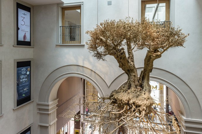 Il Mercato del Duomo

Restaurace navržená architektem  Michelem De Lucchi vás přivítá velkým olivovníkem vyrobeným ze speciální mosazné slitiny od umělce Adama Lowea. Rozprostírající se kořeny tohoto stromu symbolizují celou filozofii toho místa, které vzdává hold přírodě a znovuobjevení italských tradic. Koncept restaurace spojuje vysokou gastronomii a design ve světlém a neformálním prostředí. Do Mercato del Duomo zajděte ideálně na oběd. Na večeři se ale přesuňte do posledního patra, kde najdete kuchaře Nika Romito a jeho restauraci Spazio. Ta nabízí nejen extrémně čistou estetiku, vyvážená a jednoduchá jídla, ale především krásný výhled na Piazza del Duomo.
